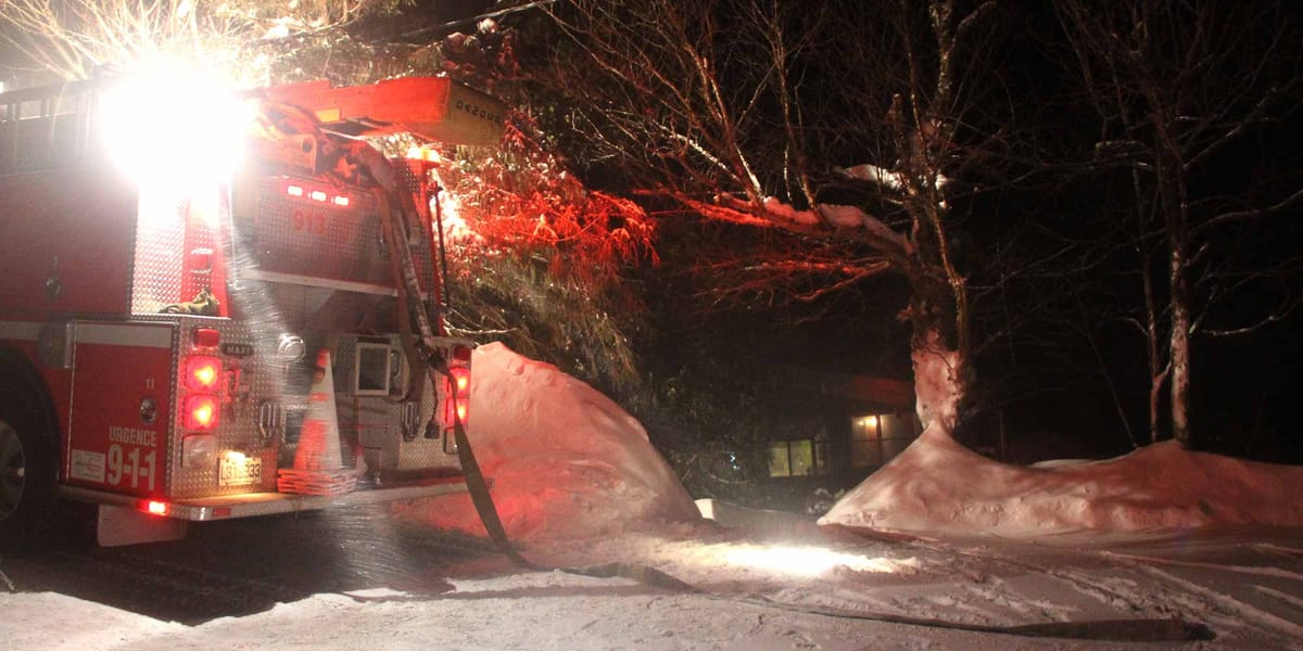 Un début d'incendie rapidement maîtrisé à Val-Morin hier soir. Le début du mois de mars promet d'être venteux et enneigé. Pho