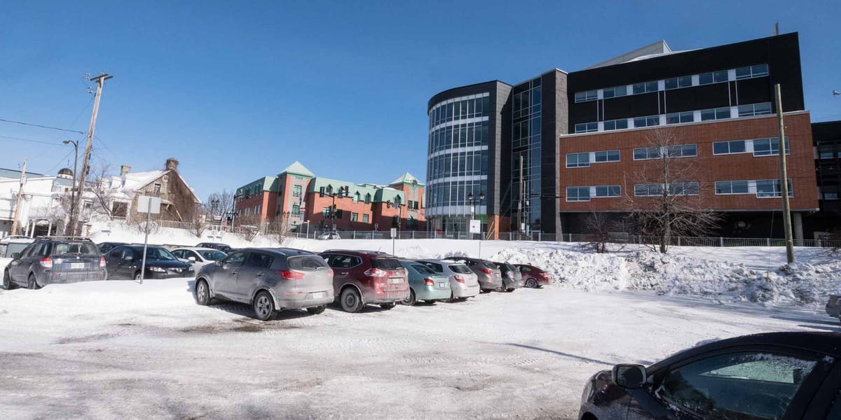 C'est dans ce stationnement, voisin de l'édifice de l'UQO à Saint-Jérôme, qu'on aménagera l'édifice temporaire de deux étages