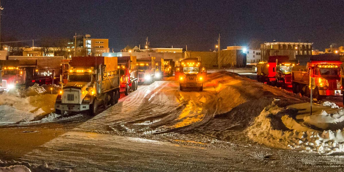 Plusieurs camions ont été réunis le soir du 2 mars 2016 dans le stationnement municipal à Saint-Jérôme.