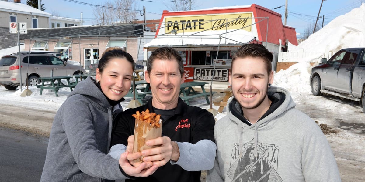 Le trio qui amorce sa saison de friture sur la rue Bélanger: Vanessa Kempffer, Alain Poirier et Jonathan Geoffroy. Photo par