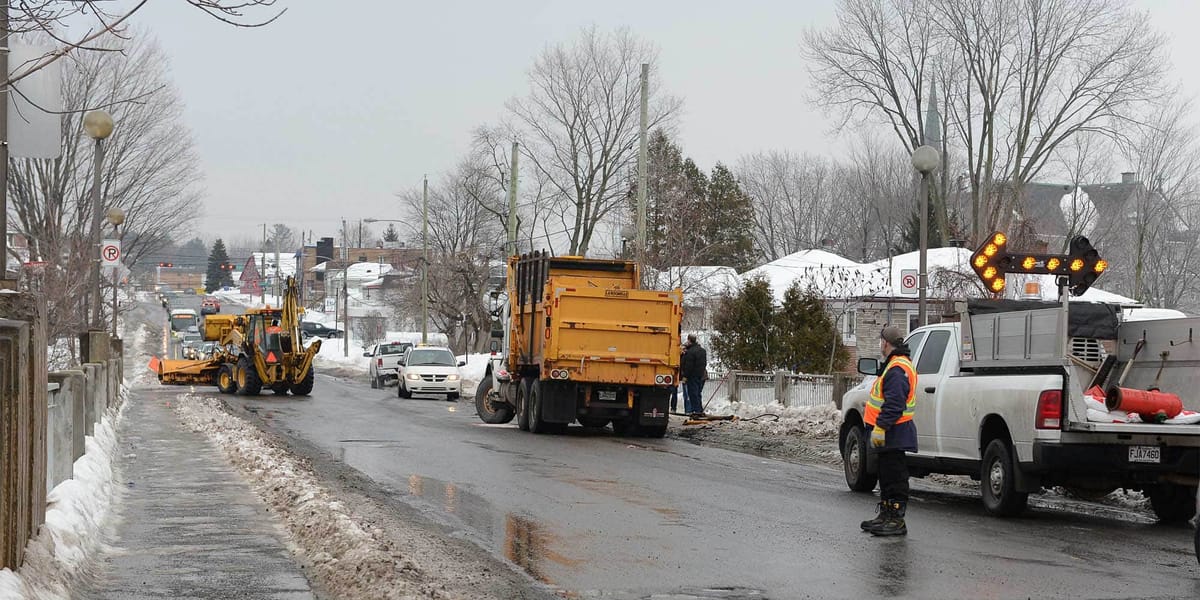 Un camion était immobilisé sur le pont Sainte-Paule, l'après-midi du 7 mars 2016. Photos par André Bernier