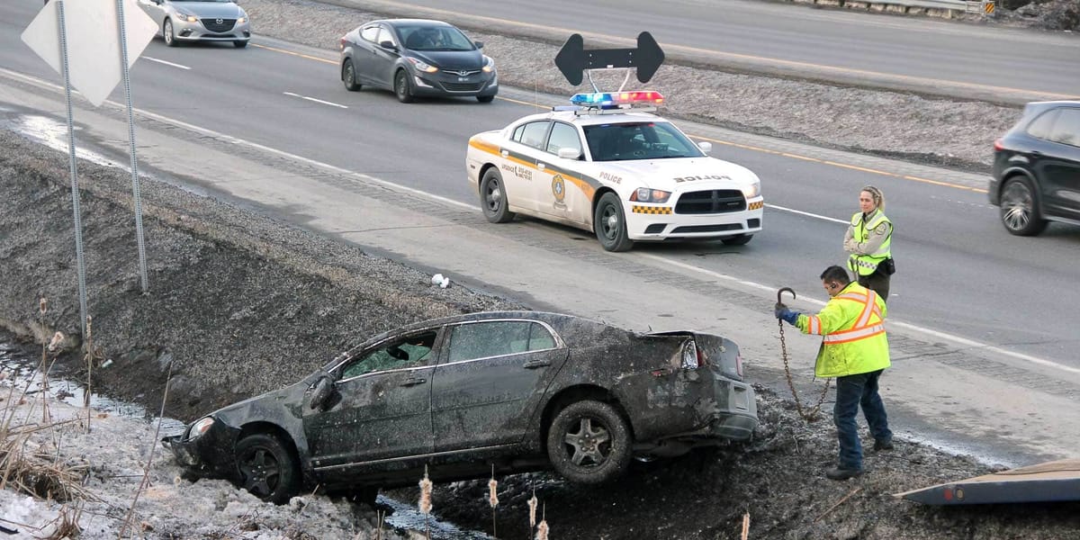 Un véhicule sorti de la montée Sainte-Thérèse a causé du trafic sur l'autoroute 15 Sud, le samedi 12 mars à Prévost. Photos p