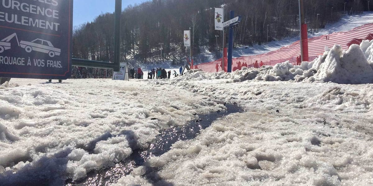 Quand l'eau ruisselle et que la neige n'est plus blanche vers le mont Gabriel, c'est un signe de printemps.