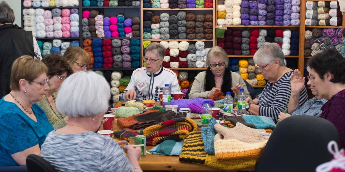 Deux fois par semaine, de nombreuses tricoteuses se sont réunies pour livrer 25 couvertures au CHSLD des Pays-d'en-Haut.