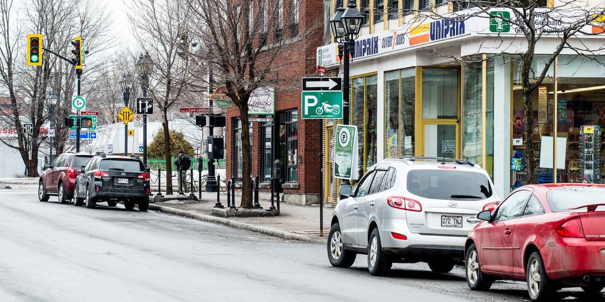 Depuis la fin mars, les stationnements de courte durée sont gratuits sur 14 places au centre-ville de Saint-Jérôme.