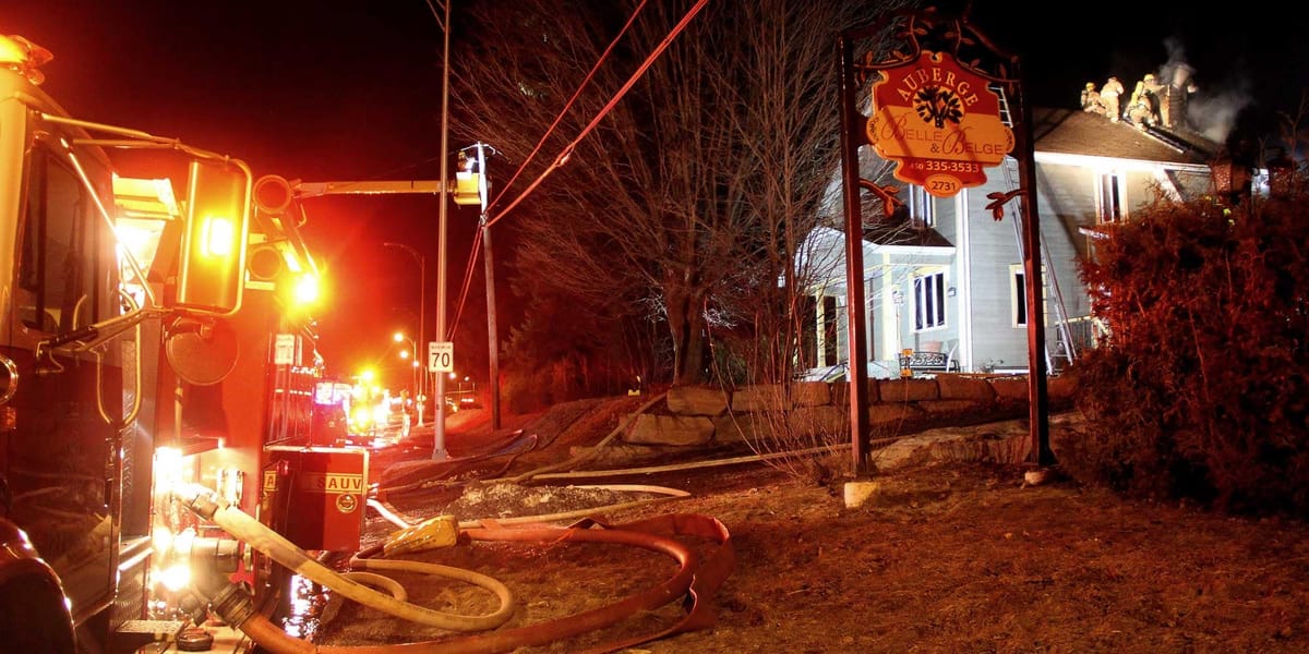 L'auberge La Belle et la Belge a brûlé le soir du mercredi 30 mars 2016, à Prévost. Photos par Alexandre Parent Léveillé