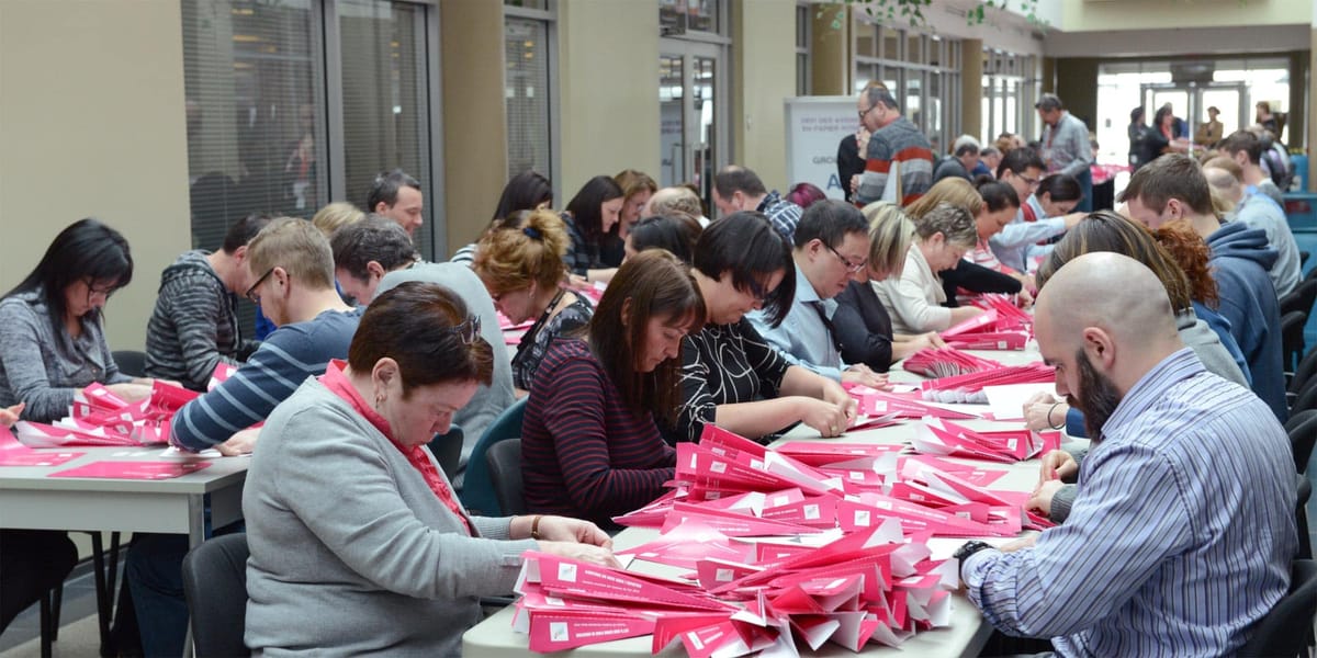 1023 avions de papier fabriqués en 15 minutes