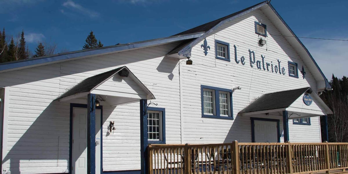 Après l'hiver, les portes du Patriote s'ouvrent, le rideau se lève et les spectacles commencent.