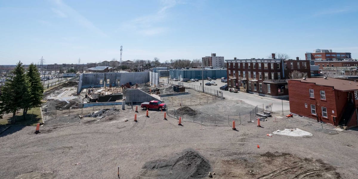 En avril 2016, on prévoyait terminer les travaux de construction du Théâtre Gilles-Vigneault pour l'automne 2017, au centre-v