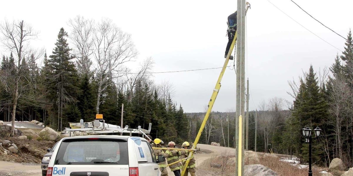 Un homme a attendu que les pompiers sécurisent son échelle avant de redescendre, le 1er mai 2016, à Sainte-Marguerite-du-Lac-