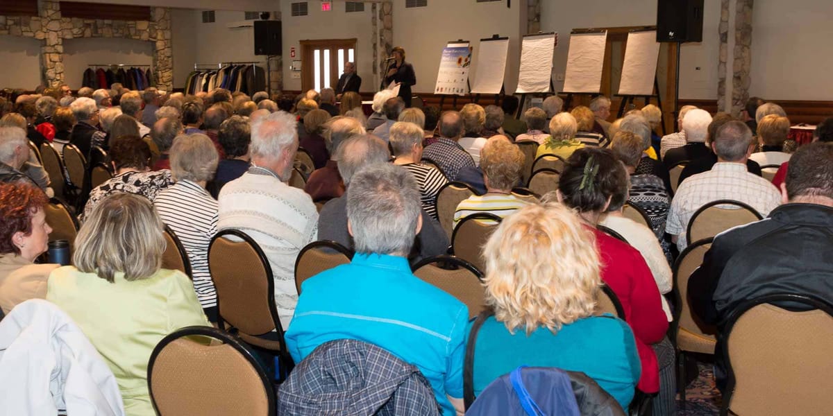 Salon des 50 ans et mieux, têtes rasées et réussite