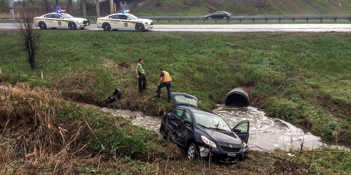 Une voiture compacte s'est arrêtée dans un petit ruisseau sur le bord de l'autoroute 15, près du km 45, à Saint-Jérôme, le 14