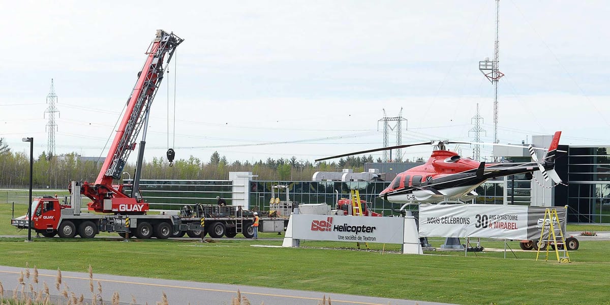 Du brun et blanc, l'hélicoptère devant l'usine de Bell Helicopter à Mirabel est maintenant rouge et blanc. Photo par André Be