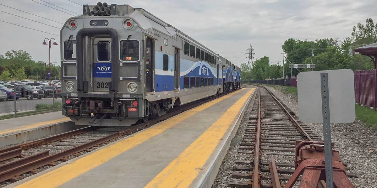 Un train de deux locomotives et d'un wagon à quai, le 25 mai 2016 à Saint-Jérôme.