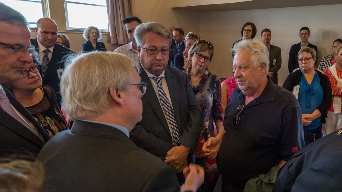 Le ministre de la Santé Gaétan Barrette et le directeur du CISSS Jean-François Foisy ont répondu à des représentants des fami
