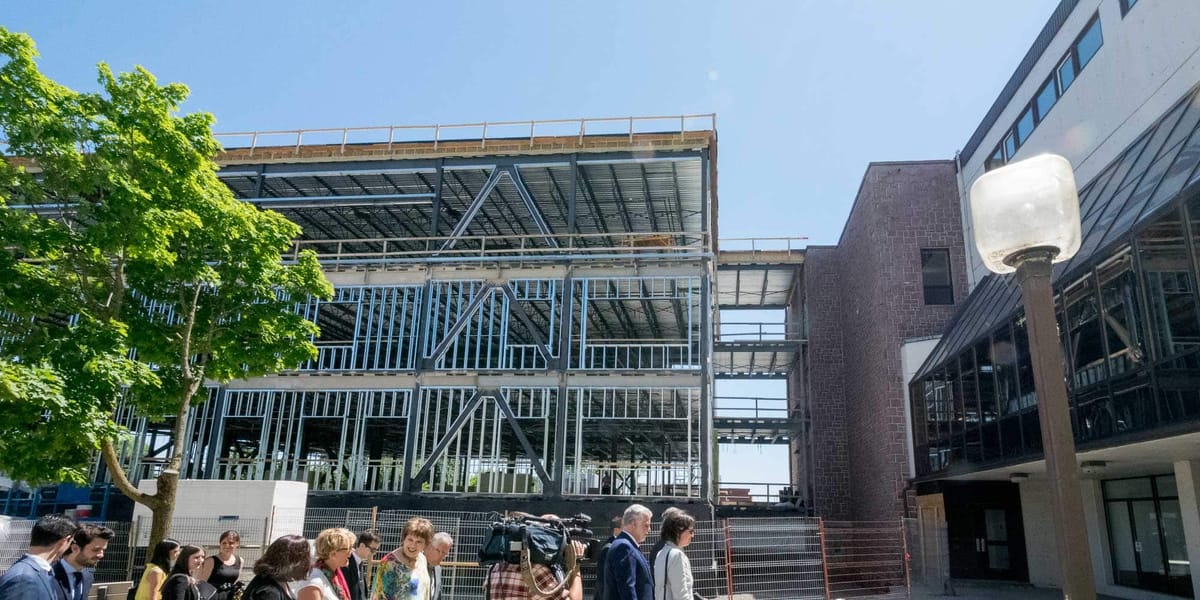 Le premier ministre Philippe Couillard a visité le chantier du nouveau pavillon du Cégep de Saint-Jérôme, le 16 juin 2016.