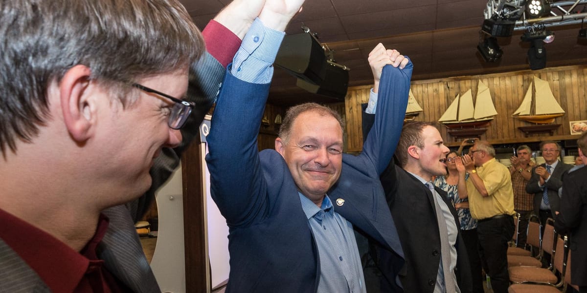 Marc Bourcier entouré du chef intérimaire du Parti québécois Sylvain Gaudreault et du président du PQ Saint-Jérôme, Jean-René