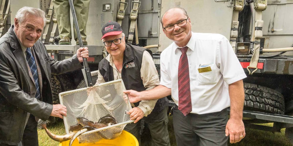 Le président de la Fondation de l'eau Rivière du Nord Ronald Raymond, avec le propriétaire du magasin Canadian Tire de Saint-