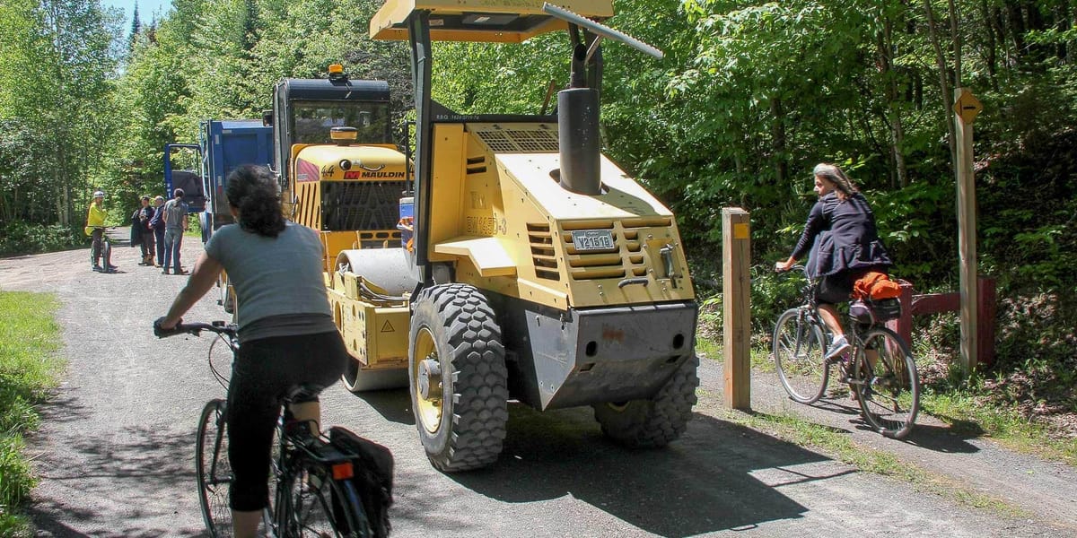 À la mi-juin, on procédait à quelques travaux sur la piste du P'tit Train du Nord... avant d'en entreprendre de plus gros dan