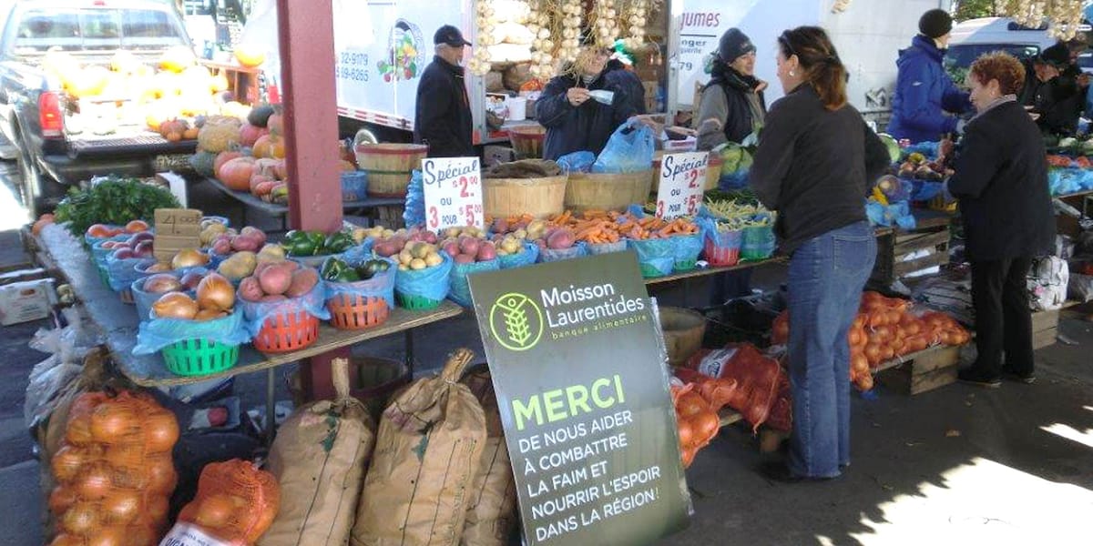 Le kiosque d’un des agriculteurs donateurs, Marcel Bélanger, au marché public de Saint-Jérôme.