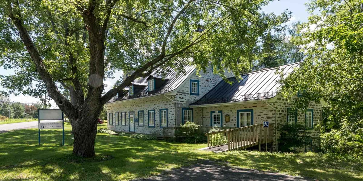 La manoir de Belle-Rivière a été construit en 1804.