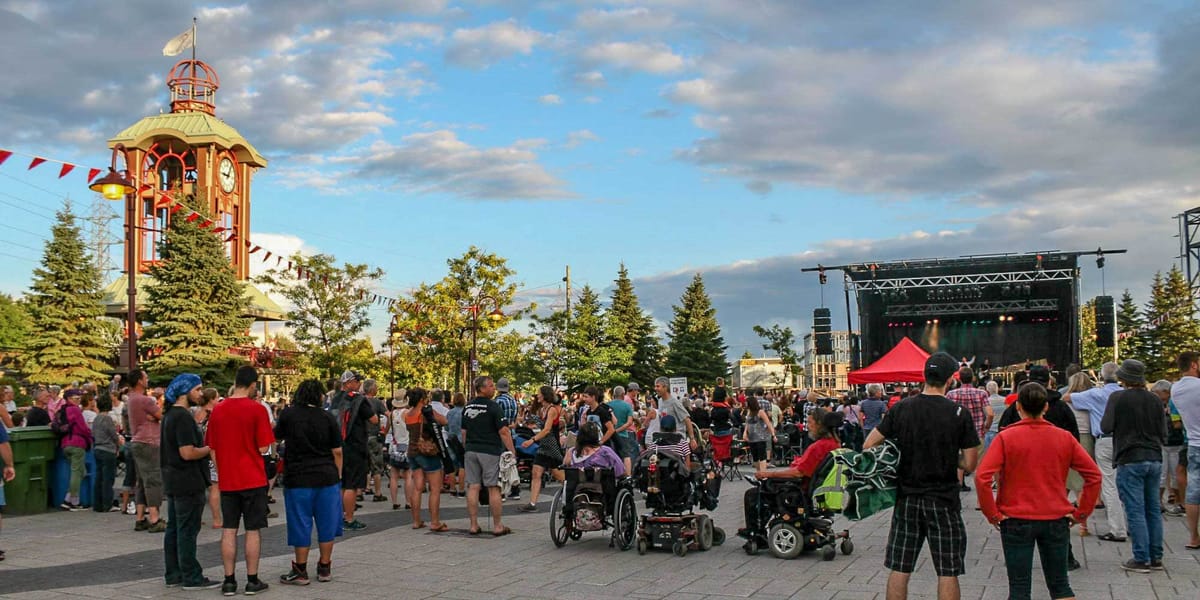 On a estimé que plus de 4000 personnes s'étaient déplacées pour aller voir Kevin Bazinet, gratuitement, le 23 juillet 2016 à