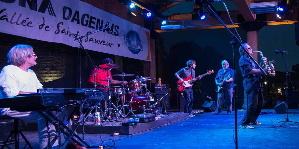 En compagnie de plusieurs amis artistes, Dan Martel a fait vibrer la foule au Festival de blues de Saint-Sauveur, le 30 juill