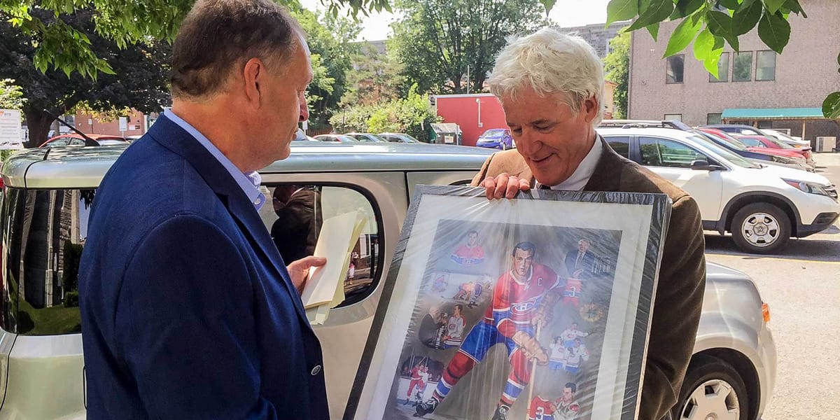 Marc Bourcier recevant le 5 août la reproduction de la toile des mains de Jean Bouchard, fils de Marie Claire et d’Émile Bouc