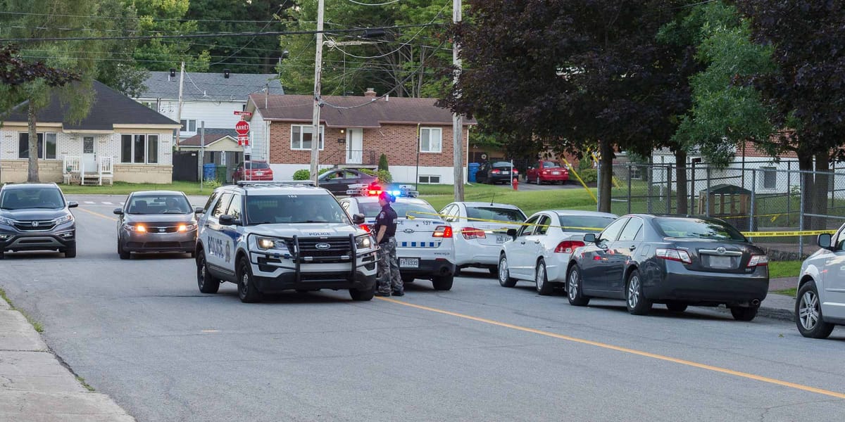 Des véhicules du Service de police de Saint-Jérôme contrôlaient l'accès au trottoir de la rue des Prés, le 17 août 2016.