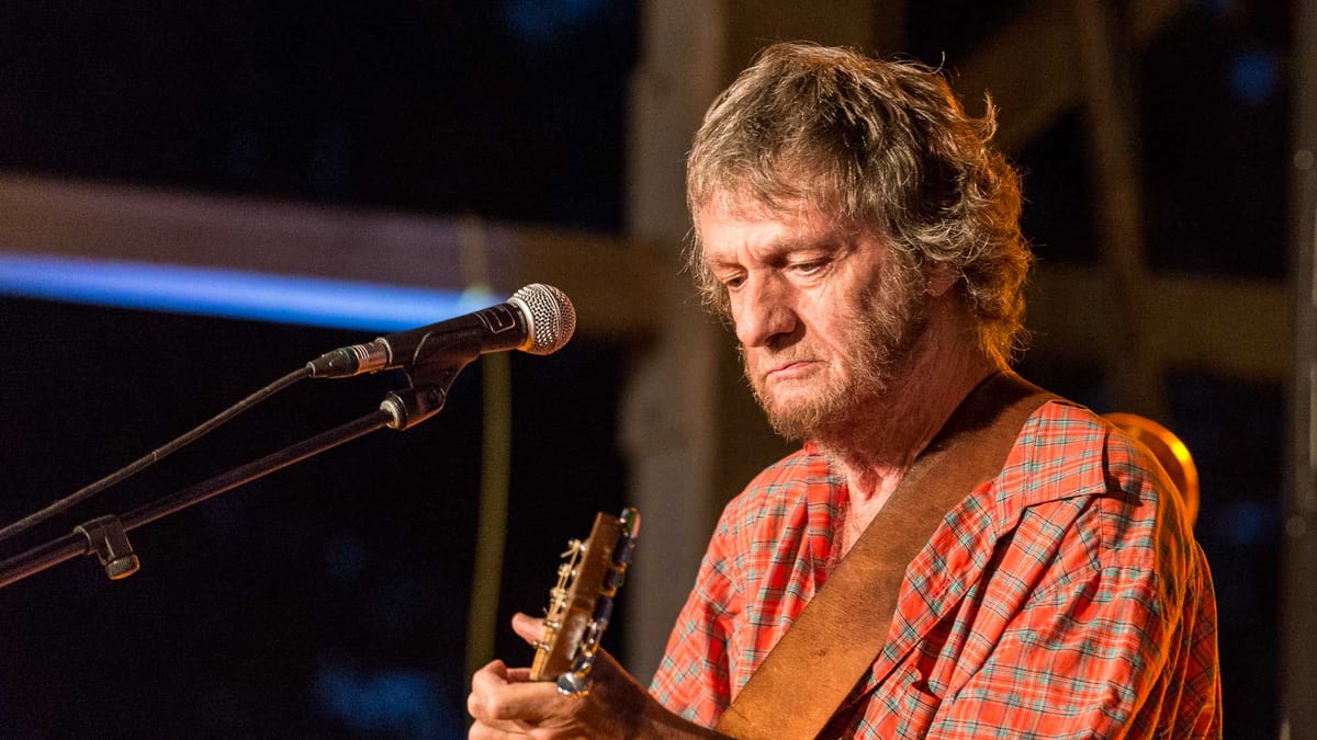 Plume Latraverse a donné un spectacle acoustique sur la scène de l'amphithéâtre Rolland, à Saint-Jérôme, le 18 août 2016.