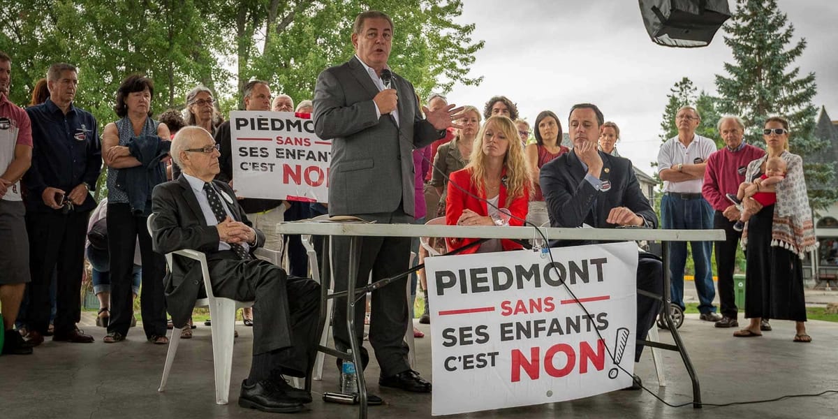 Le maire de Piedmont Clément Cardin, l'ex-député Jacques Duchesneau, la présidente de l'Association de citoyens Claudine Ouel