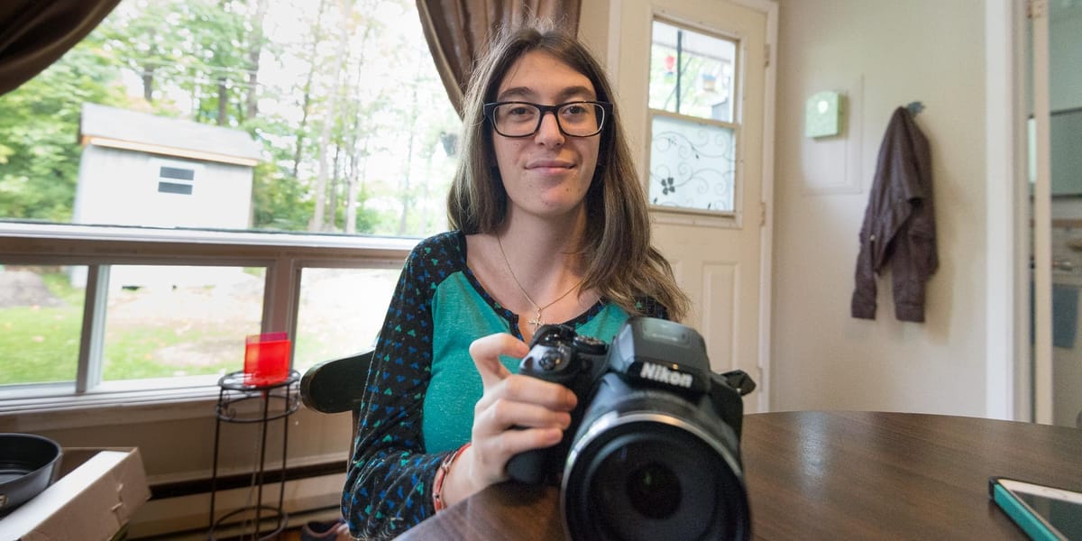 Selena Loiselle et son appareil photo.
