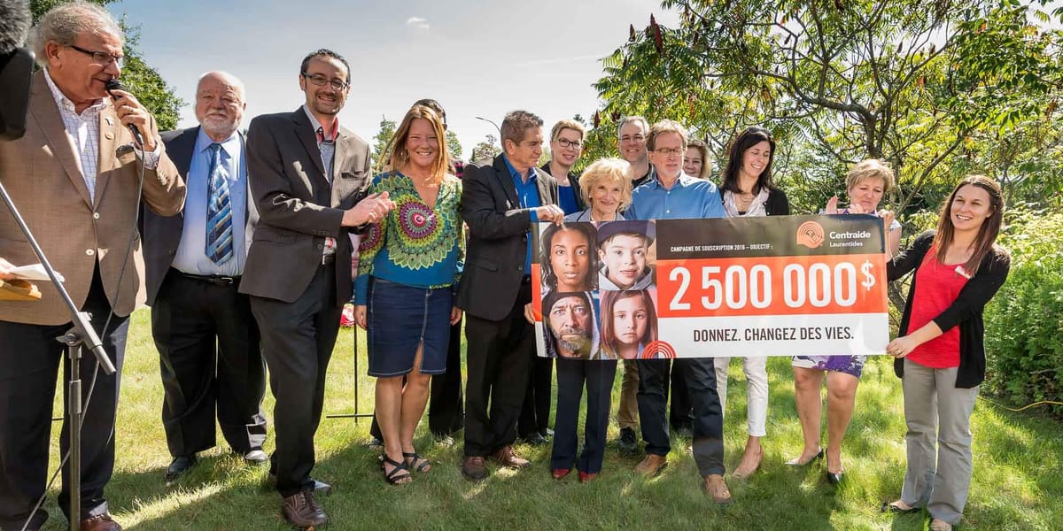 Le président de la campagne Jacques Gariépy et le président de Centraide Laurentides François Mercier, en compagnie de nombre