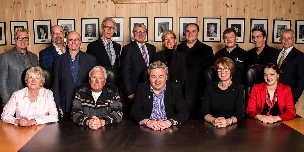 Le conseil d'administration de la Fondation médicale des Laurentides et des Pays-d'en-Haut. À l'avant: Margaret Hourston, Dr