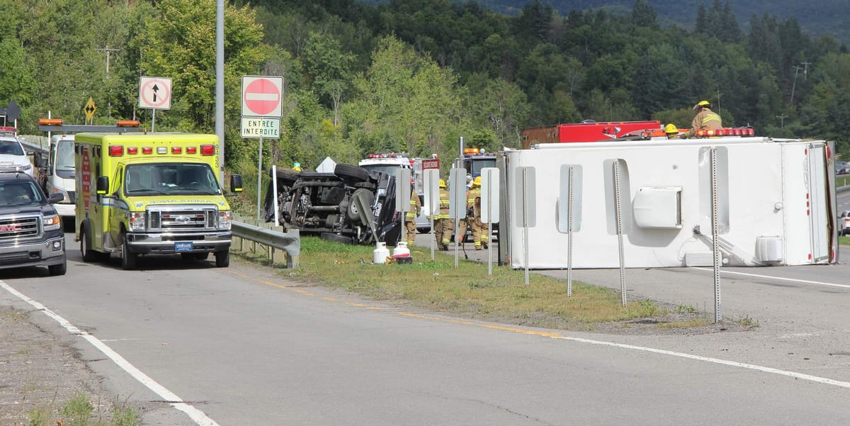 Une roulotte renversée sur l'aurtoroute 15 Sud, le matin du 11 septembre 2016. Photos Alexandre Parent-Léveillé