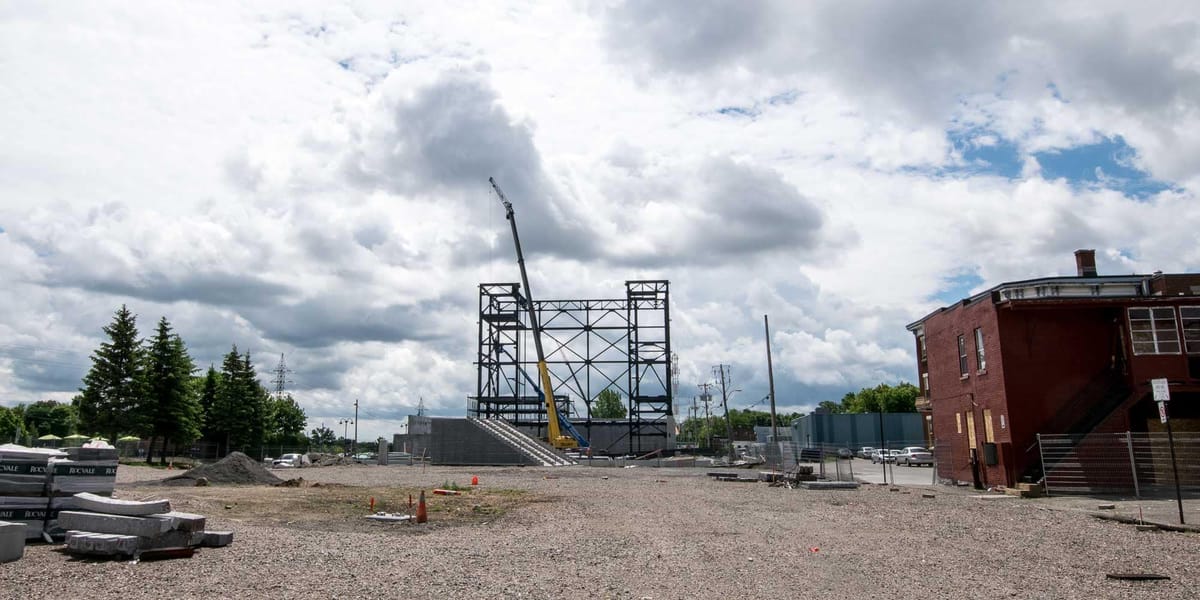 Le Théâtre Gilles Vigneault, alors qu'on amorçait l'installation de la structure d'acier, au début juin 2016.