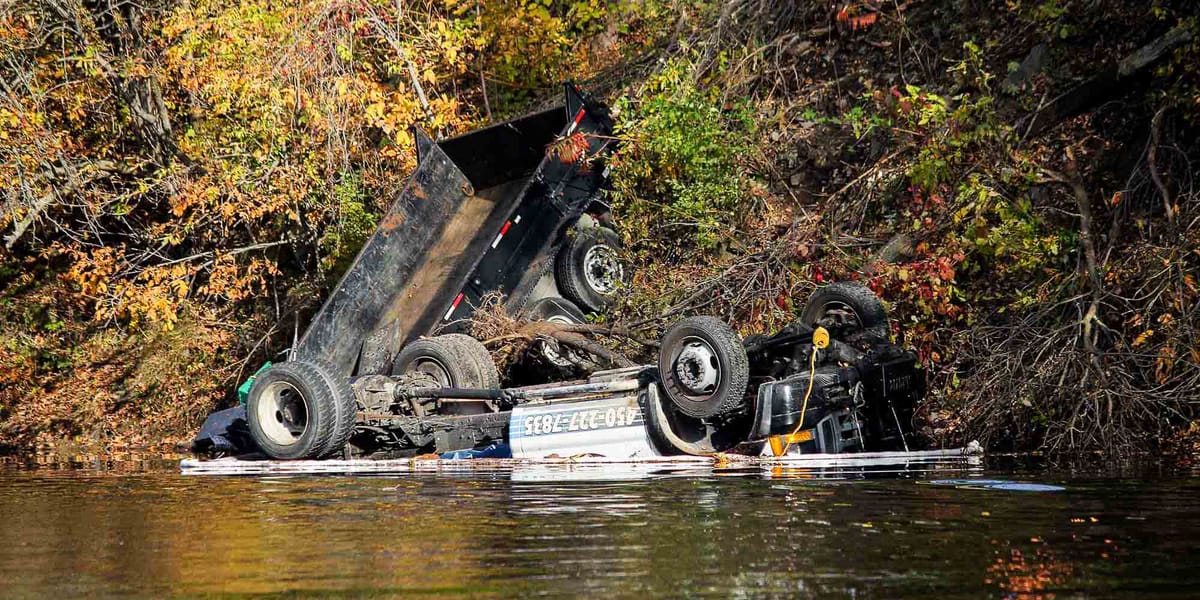 Un camion dans la rivière du Nord à Piedmont
