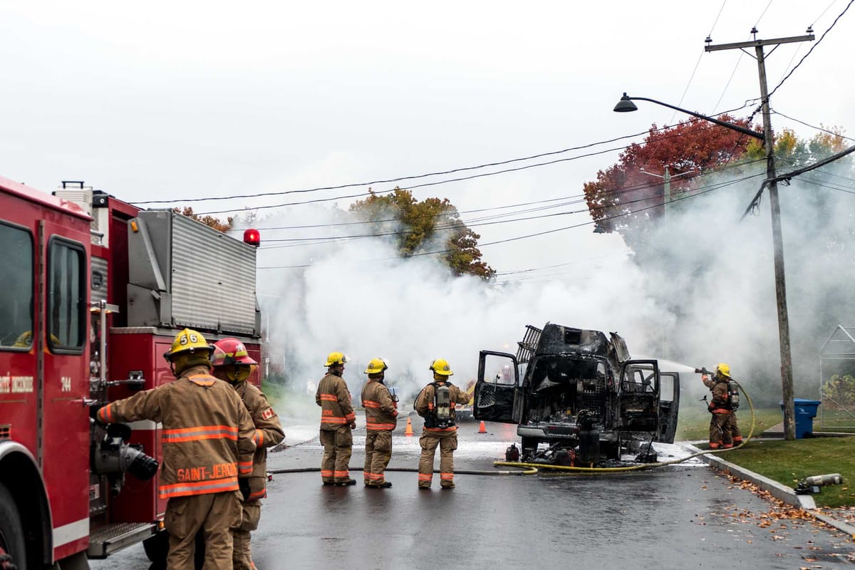 Un camion a pris feu sur la rue Pelletier, à Saint-Jérôme, l'après-midi du 20 octobre 2016.