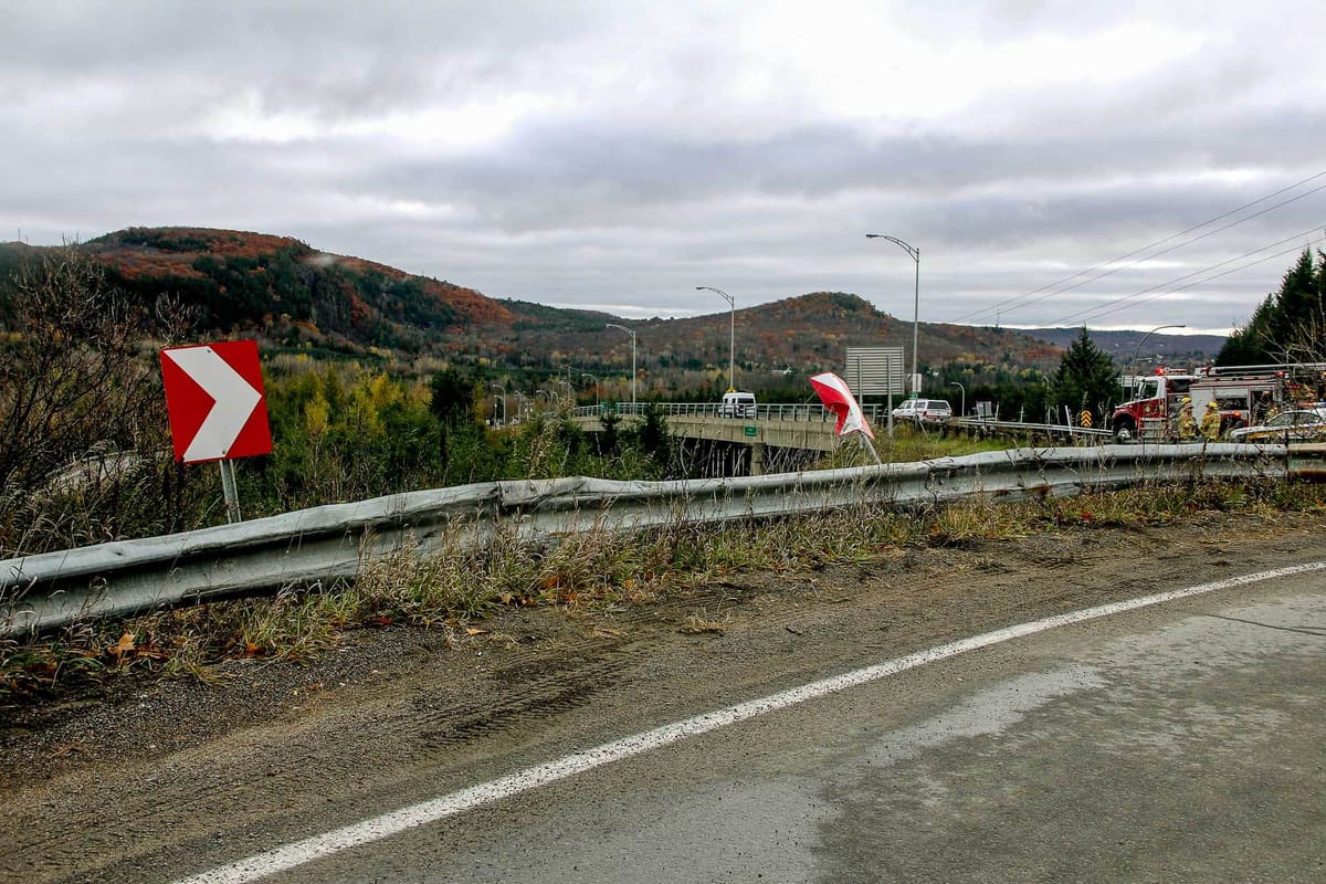 Le véhicule a vraisemblablement basculé par-dessus la glissière de sécurité, sur le chemin Avila, le 30 octobre 2016. Photos