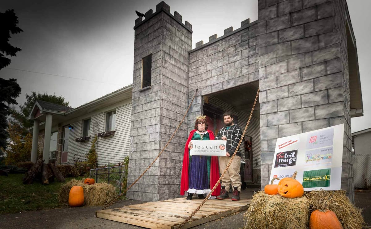Johanne Danis et Francis D'Amour devant le château médiéval de la 11e rue, près de la 35e avenue à Saint-Antoine.