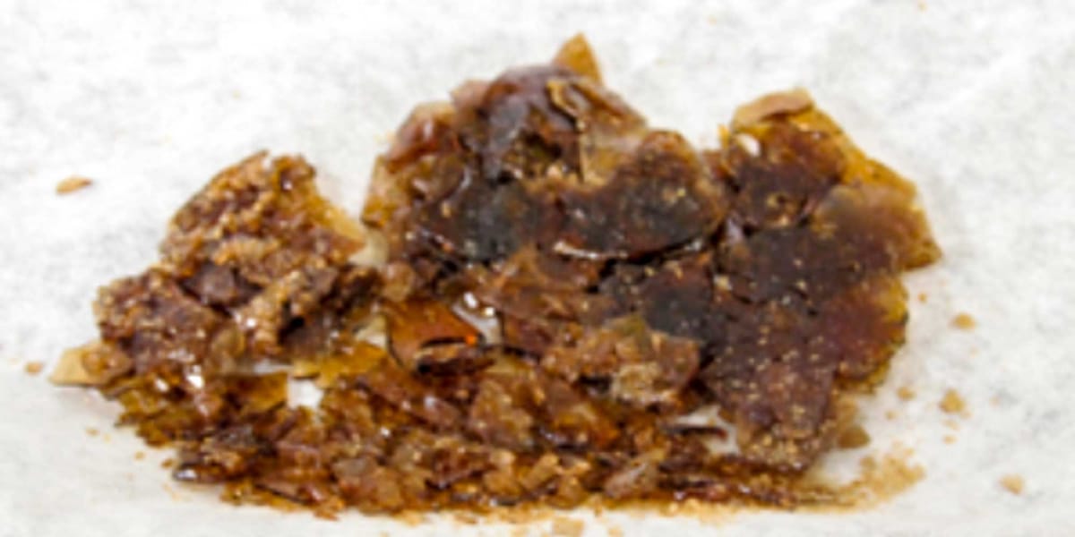 Voici le résultat de la purification de la résine de cannabis, à forte concentration de THC, qui peut avoir l'air d'une frian
