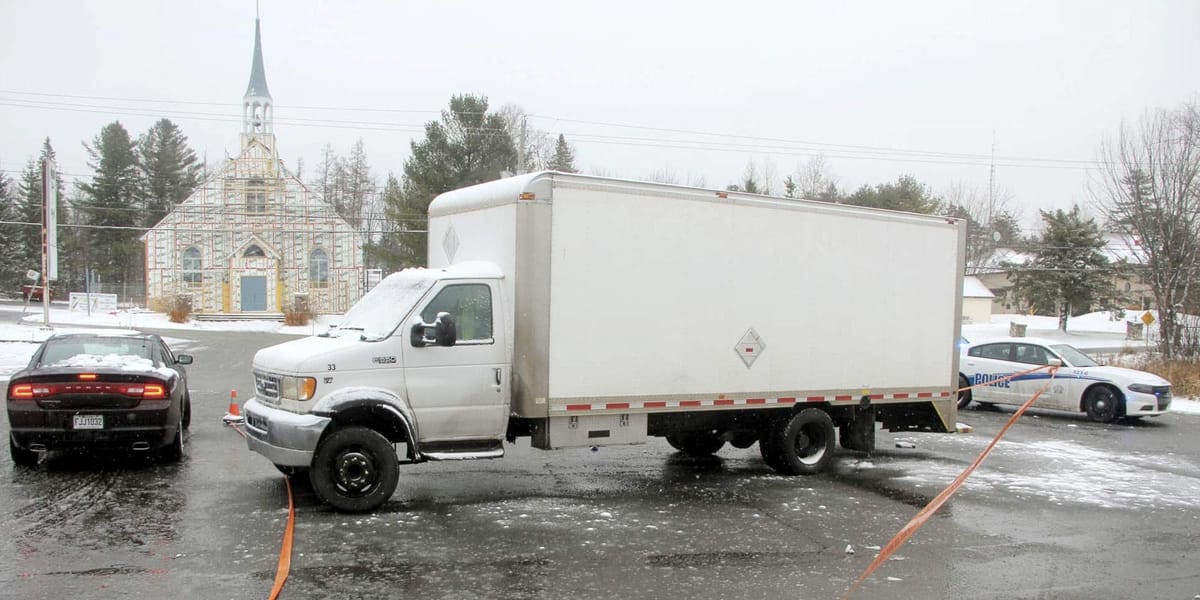 Un homme d'une trentaine d'années est mort lundi matin, à Saint-Colomban le 21 novembre 2016. Photos par Alexandre Parent-Lév