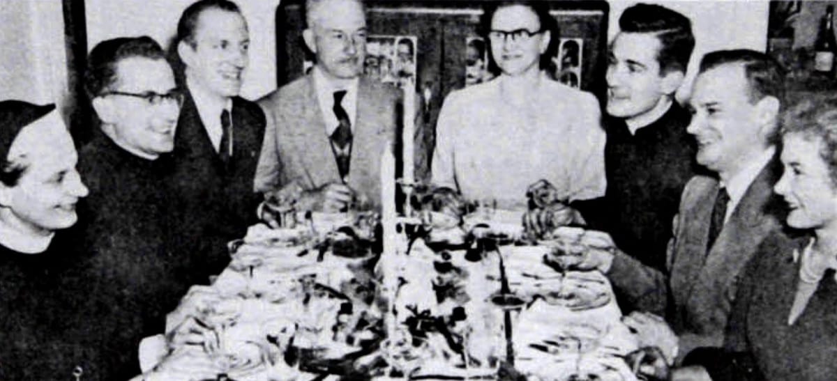 Jacques Grand'Maison, en haut à droite, accompagné de sa famille dans les années 1950, sur une photo de Gonzague Allaire, pub