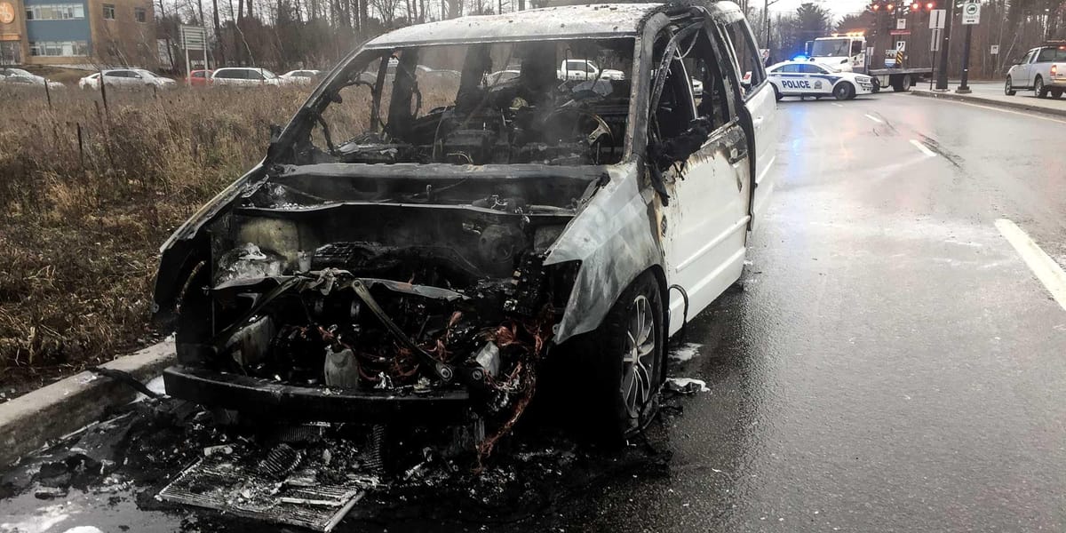 Une minifourgonnette a pris feu alors que son conducteur roulait sur la rue Lamontagne, le vendredi 2 décembre 2016. Photos p