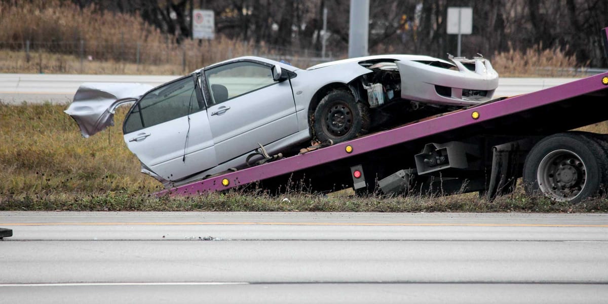 Un homme dans la vingtaine est mort après que sa voiture ait frappé un poteau sur l'autoroute 15 Sud, à Mirabel, la nuit du 3