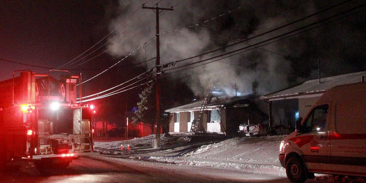 Un incendie a endommagé une maison du 1er boulevard, à Saint-Jérôme, le 6 décembre 2016. Photos de nuit par Alexandre Parent-