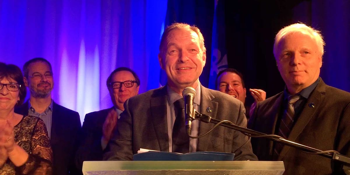 Marc Bourcier sur la scène du Tapis rouge, à Saint-Jérôme, avec ses nouveaux collègues députés du Parti québécois, le soir du