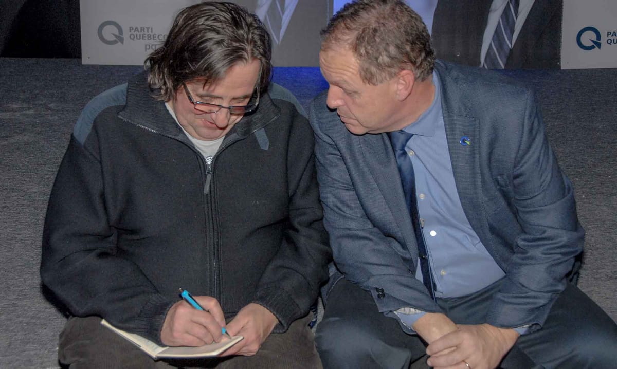 Marc Bourcier en conversation avec Charles Michaud, le soir de l'élection du nouveau député.