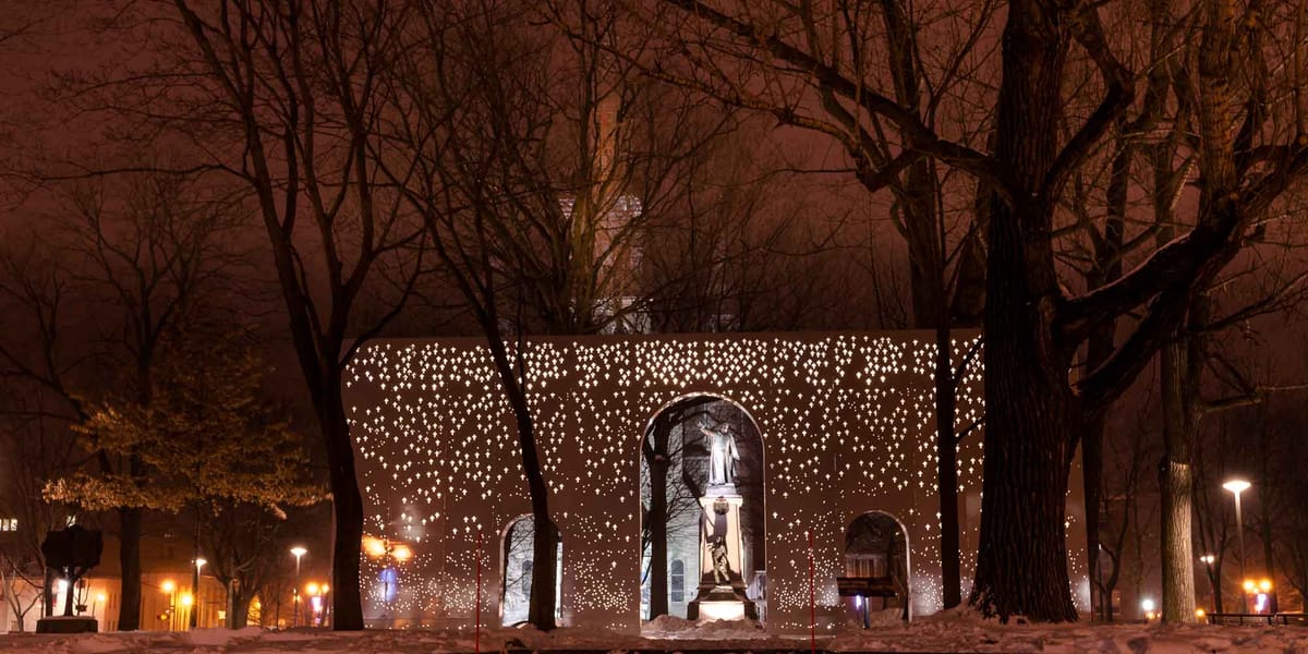 La Place du Curé-Labelle à la nuit tombée, le soir du 15 décembre 2016.