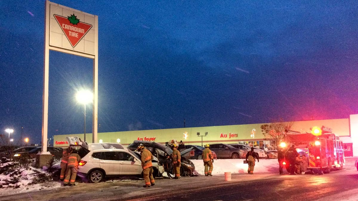 Une collision entre deux véhicules devant le Canadian Tire de Saint-Jérôme a mobilisé les pompiers, les policiers et les para